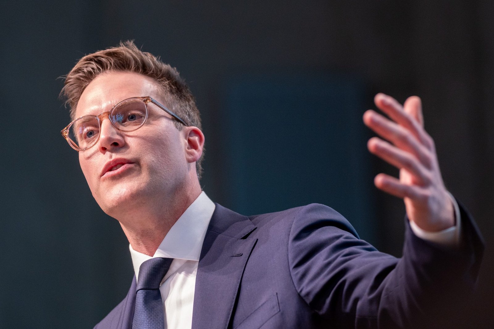 Cdu-landesparteitag in stuttgart: kanzler merz schwört landespartei auf wahljahr 2026 ein 3 2025 12 8 41 scaled Manuel hagel (kandidat zur wahl zum ministerpräsidenten) hält eine rede