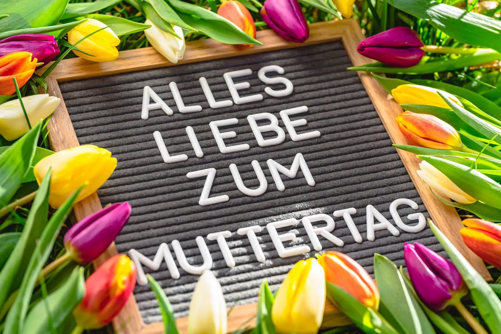 Alles liebe zum muttertag tafel neben blumen