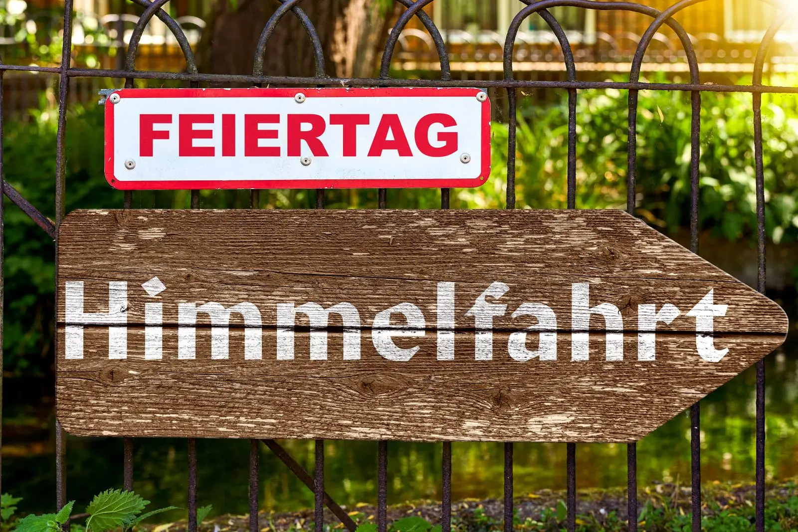 Christi himmelfahrt feiertag, schriftzug auf schild