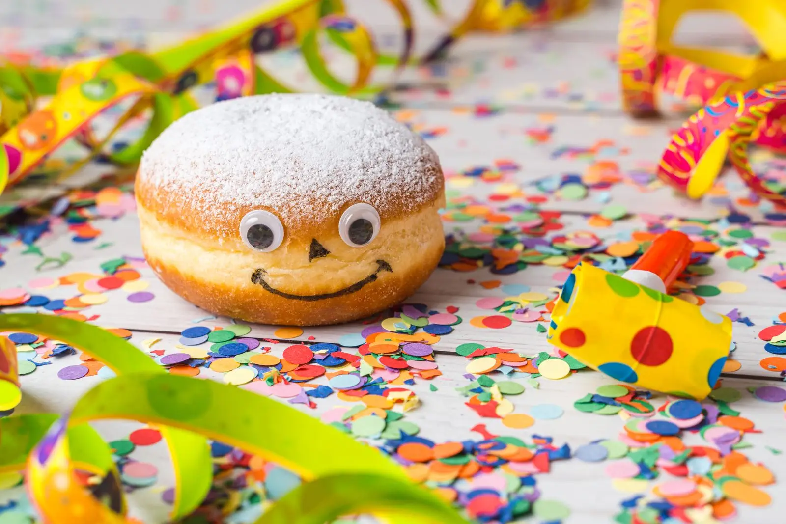 Fasching 2026 lustiger berliner mit konfetti und partydekoration sorgt für gute laune