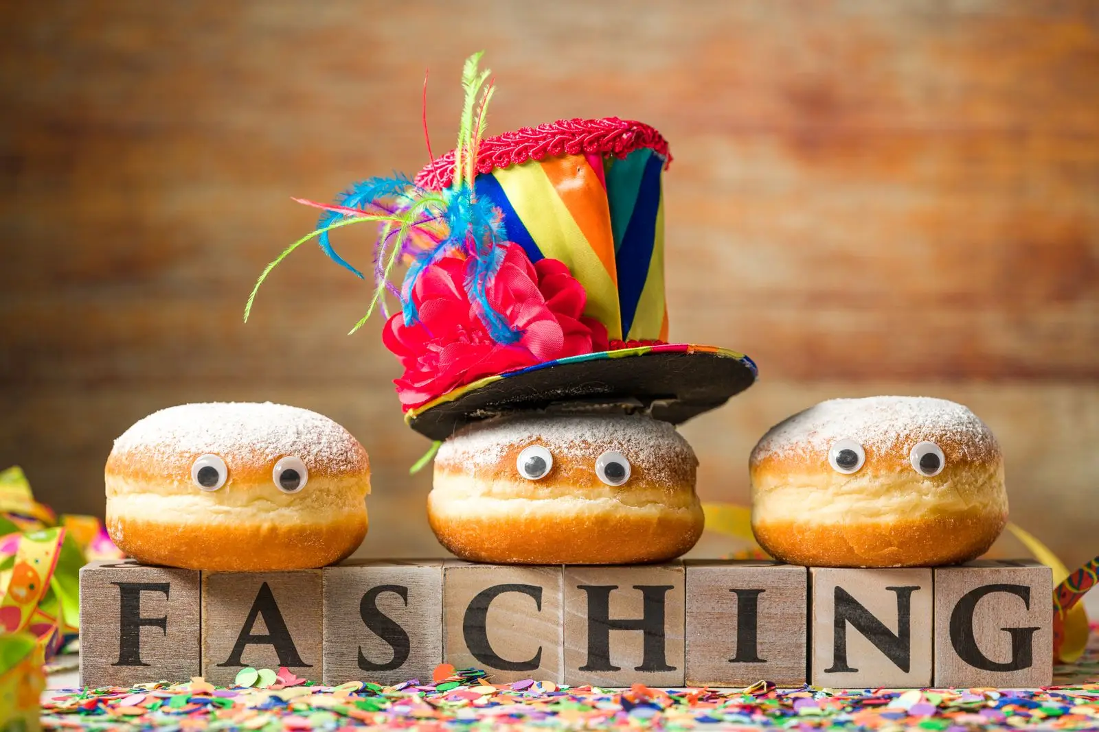 Fasching berliner mit lustigen augen bunter hut und konfetti für fröhliche stimmung.