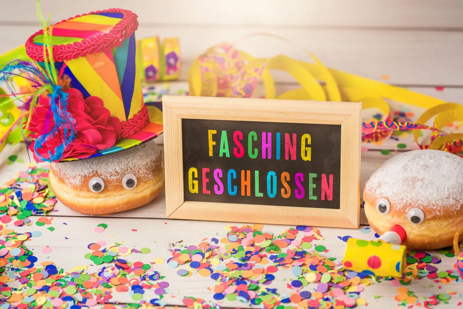 Fasching geschlossen, geänderte öffnungszeiten auf einem schild an karneval