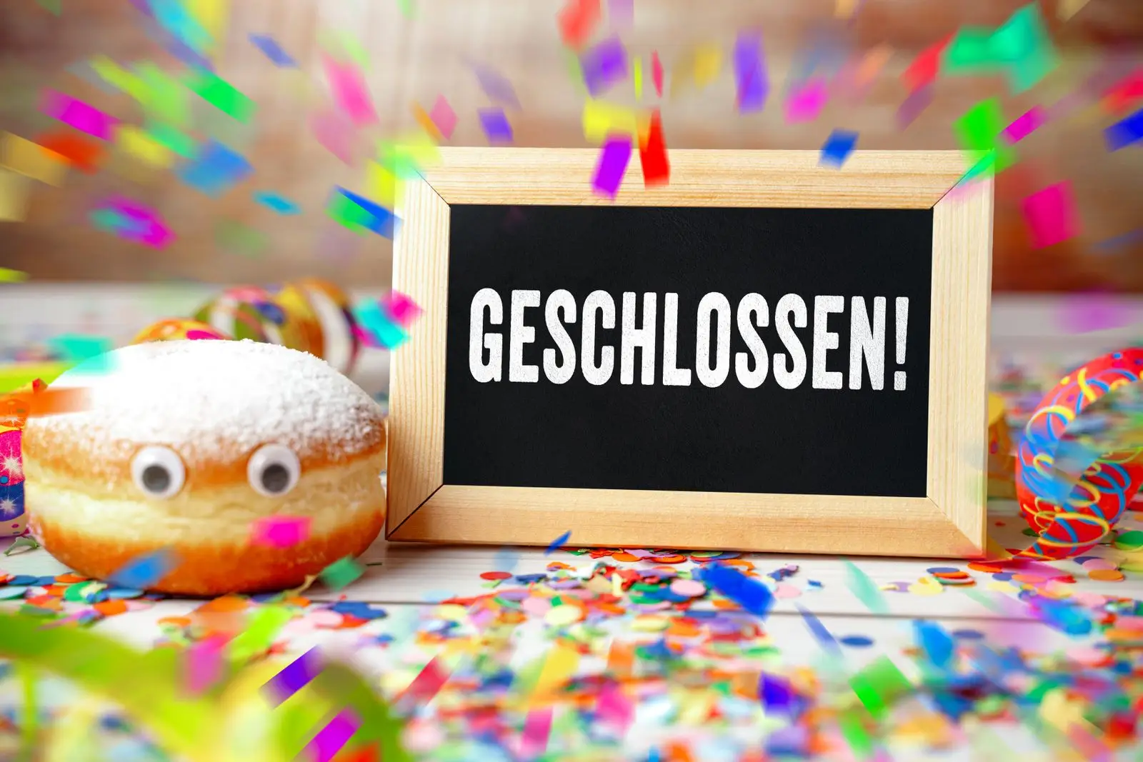 Fasching geschlossen lustiger krapfen mit konfetti und schild für närrische zeiten