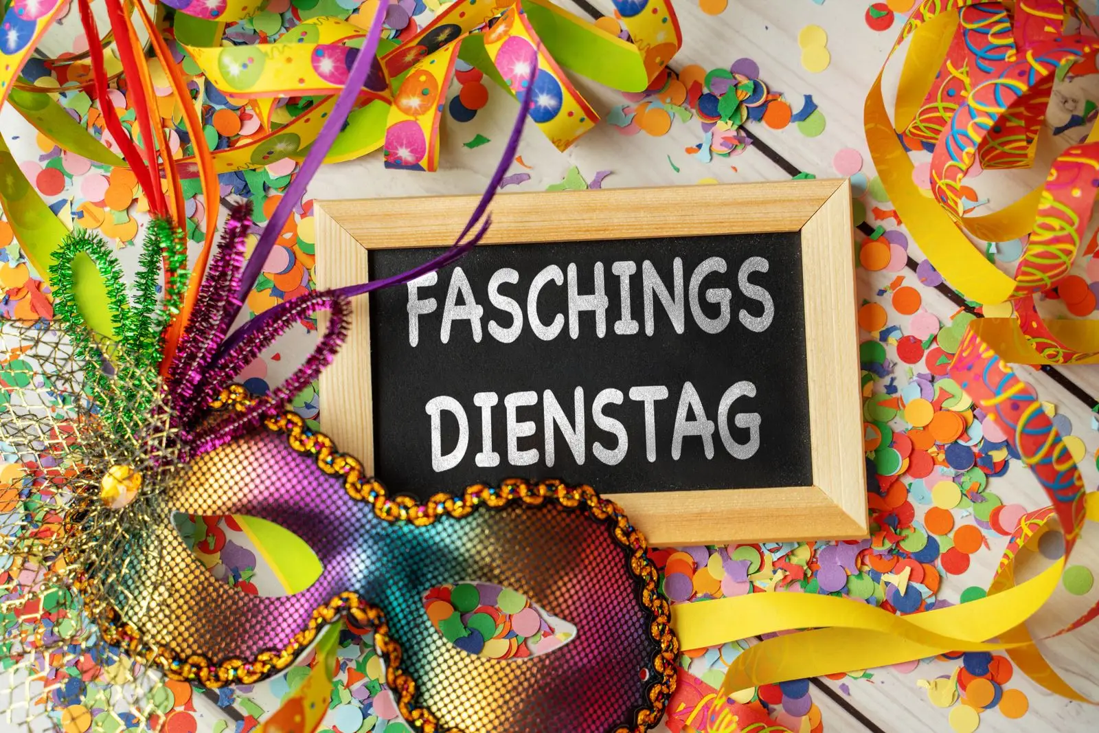 Faschingsdienstag bunte maske mit konfetti und dekoration für die närrische zeit