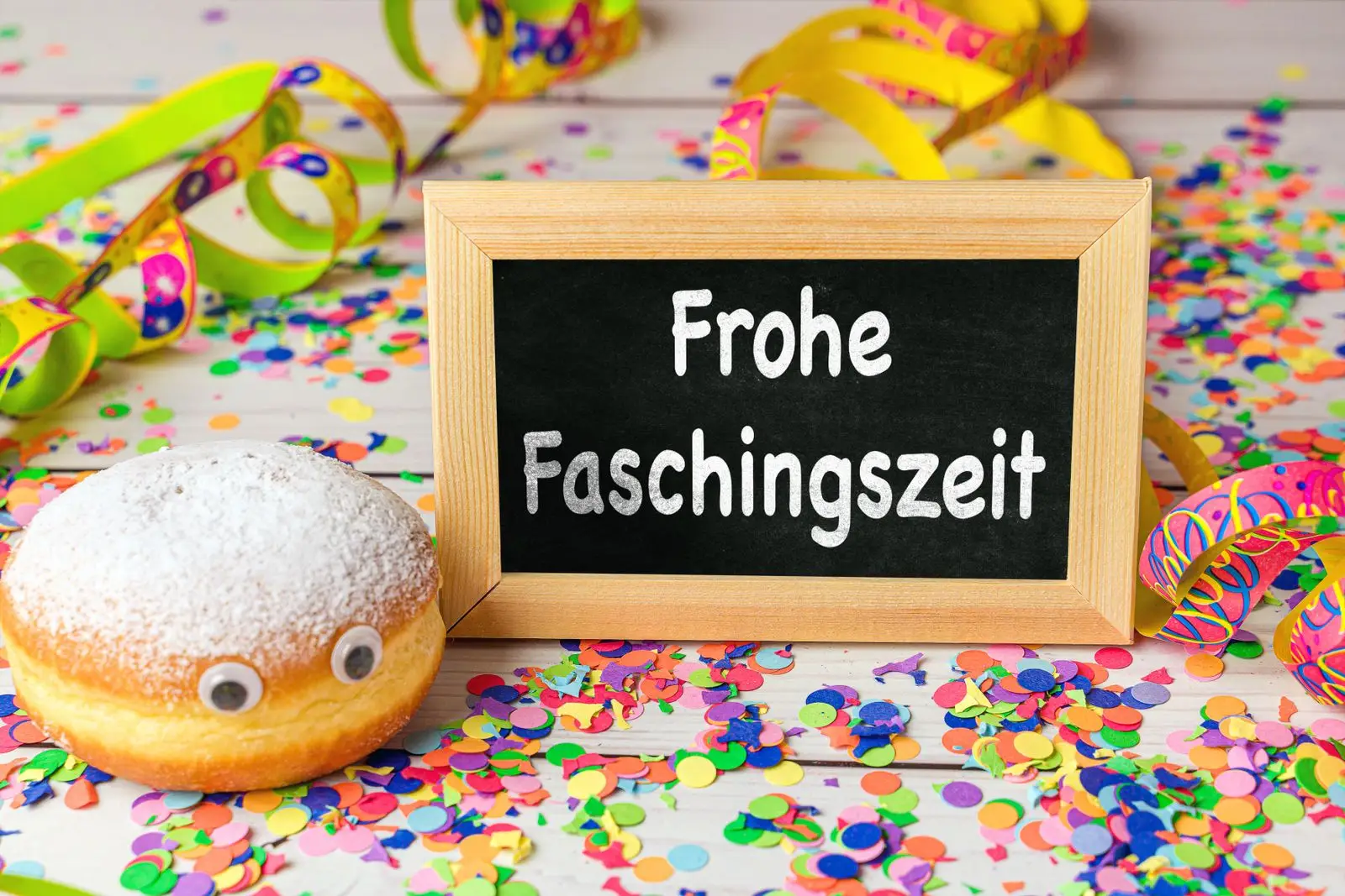 Faschingsgrüße frohe faschingszeit mit lustigem krapfen und buntem konfetti dekoriert
