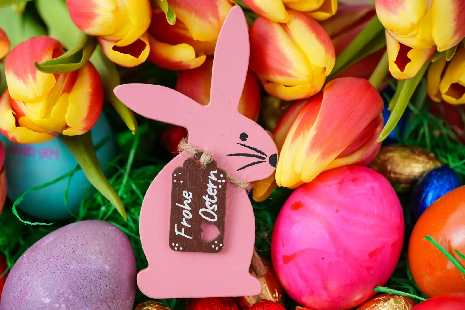 Frohe ostern bild mit osterhasen, ostereiern & blume