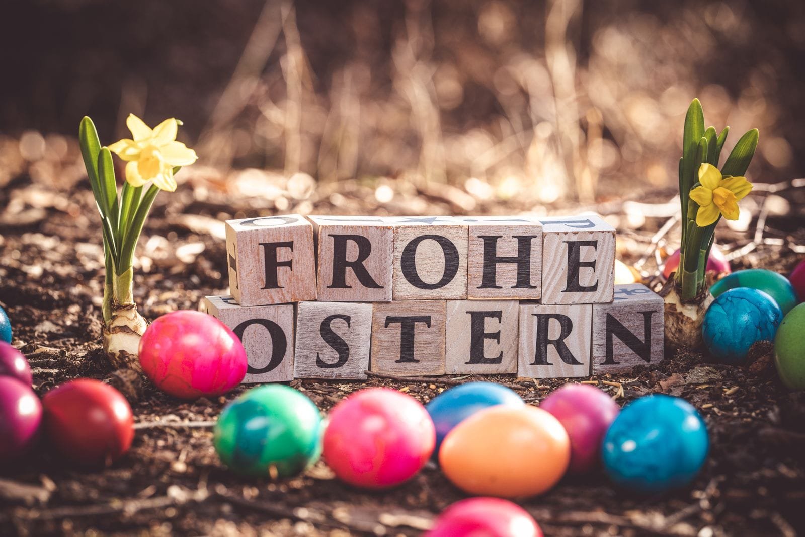 Grüße zu ostern mit holzbuchstaben & bunten eiern