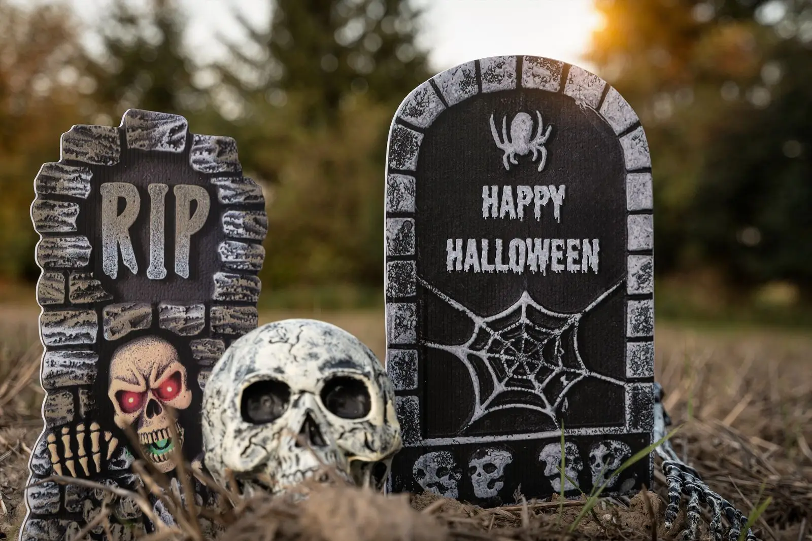 Gruselige halloween-bilder auf dem friedhof