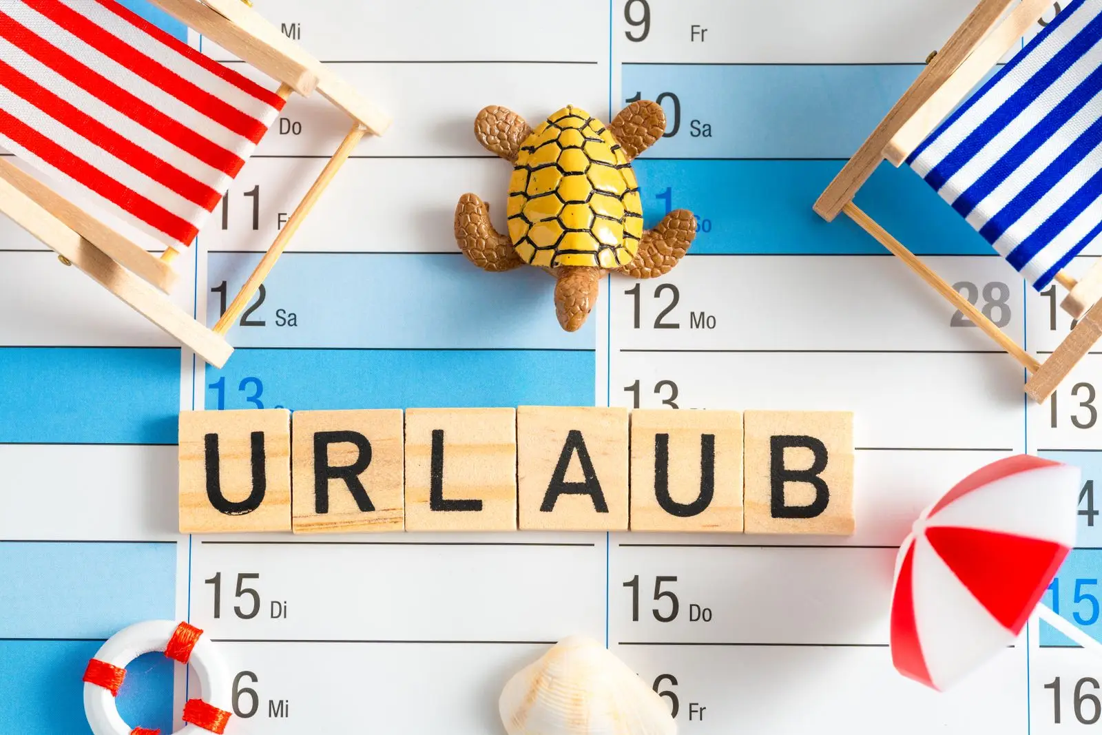 Kalender mit „urlaub“ und stranddeko – urlaub bilder, abwesenheitsnotiz urlaub.