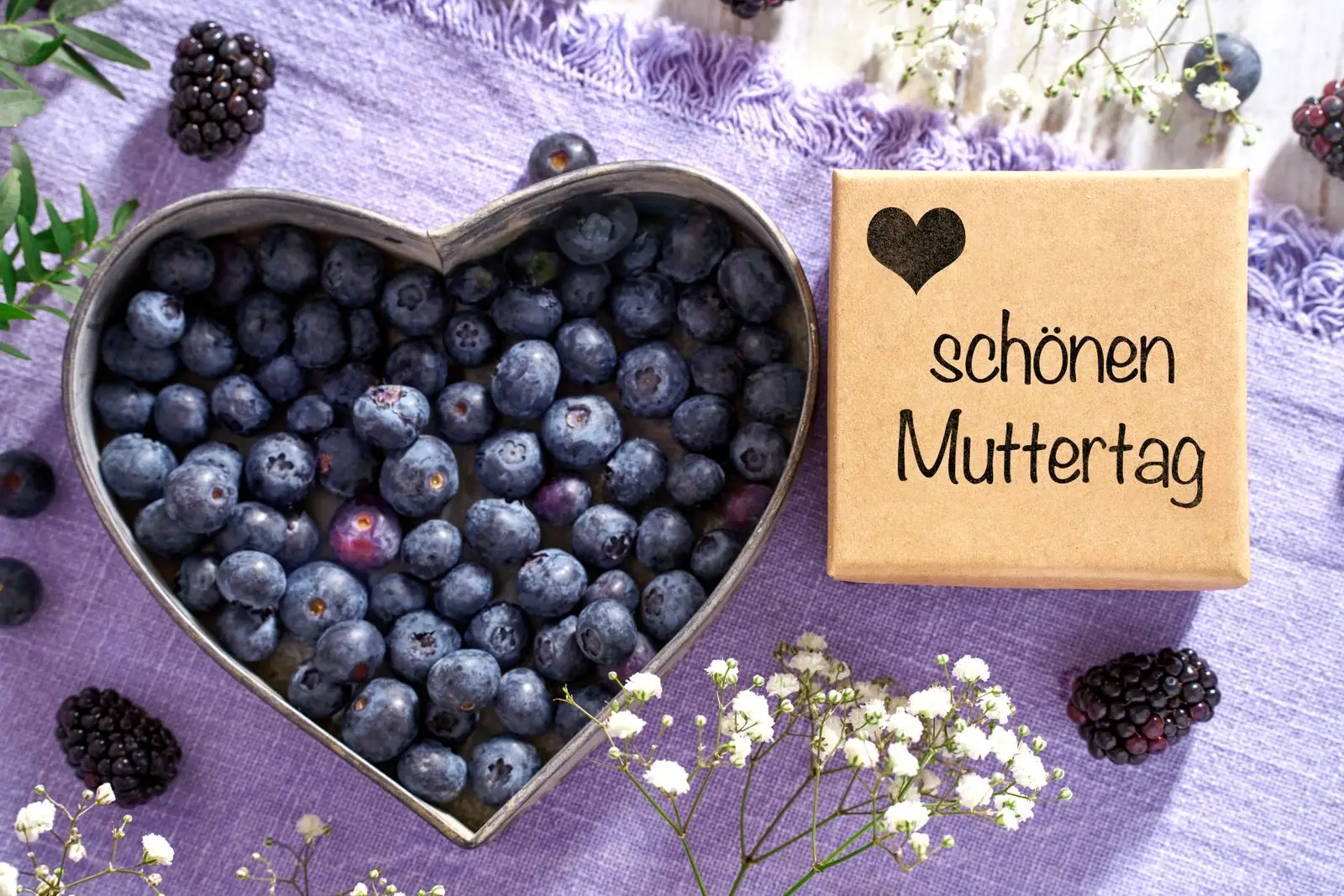 Kuchen als herz zum muttertag mit schönen gruß