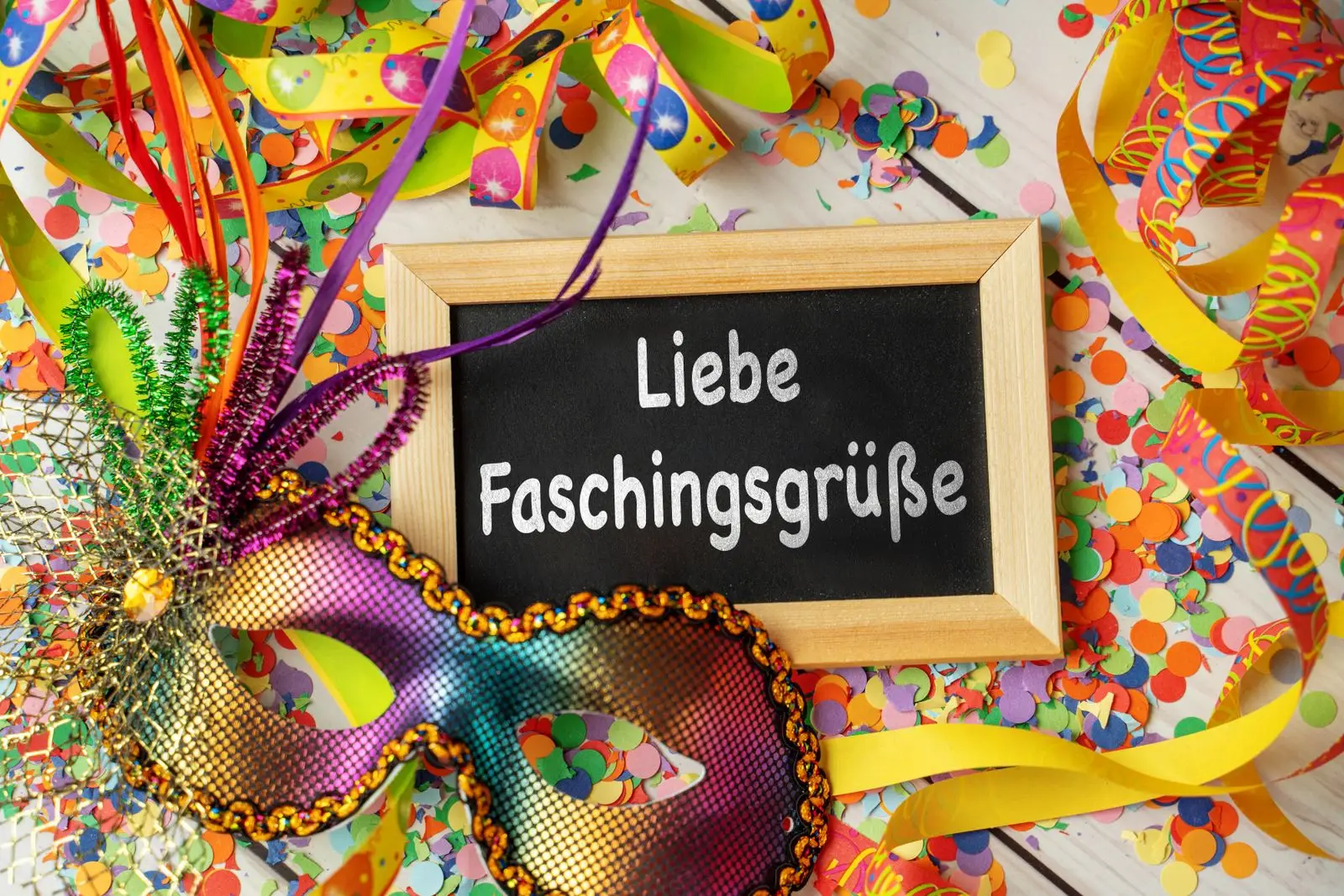 Faschingsgrüße 1 liebe faschingsgruse steht auf einem schild zu fasching Liebe faschingsgrüße steht auf einem schild zu fasching