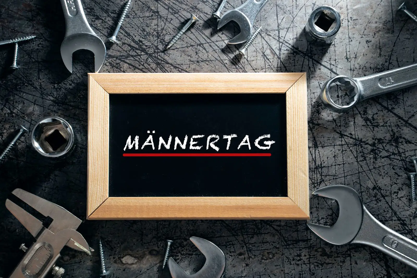 Männertag gruß auf tafel neben werkzeug