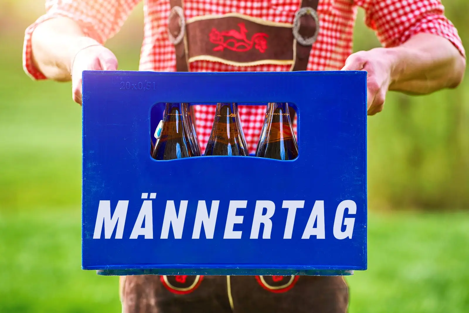 Männertag grüße auf einem kasten bier