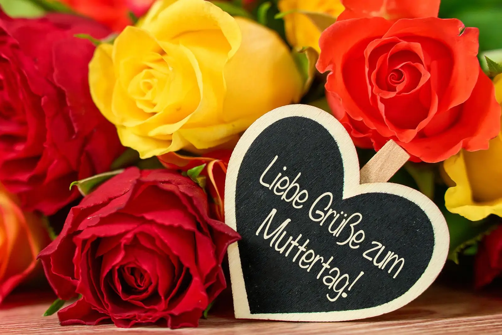 Muttertagsgrüße liebe grüße zum muttertag mit herz und blumen