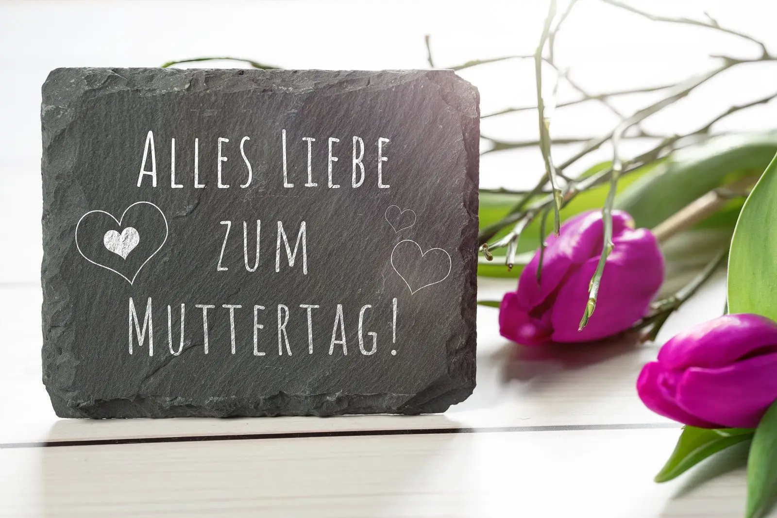 Muttertagskarte mit text alles liebe zum muttertag neben blumen