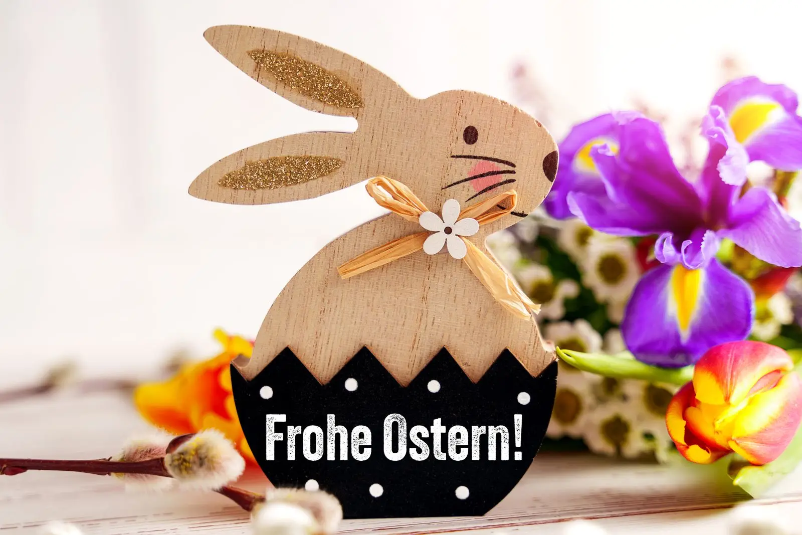 Ostergruß 1 ostergrus frohe ostern schriftzug auf osterhase neben blumen Ostergruß frohe ostern schriftzug auf osterhase neben blumen