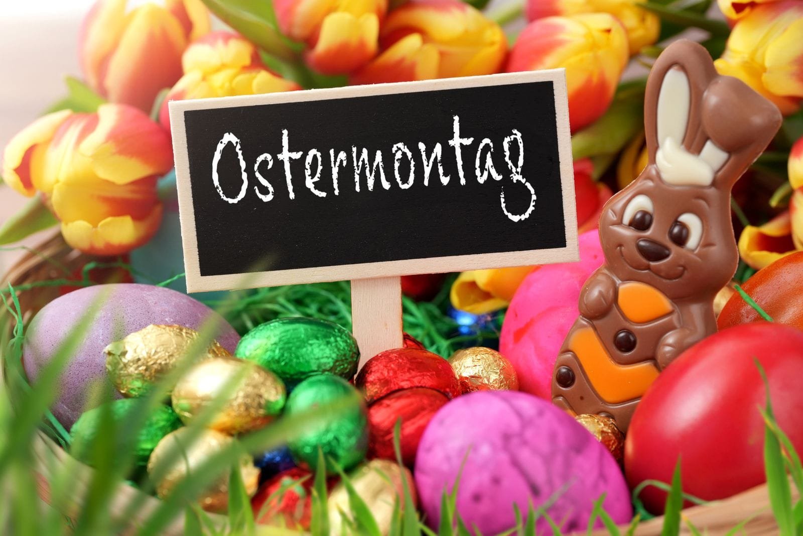 Ostermontag schild mit osterhase und eiern