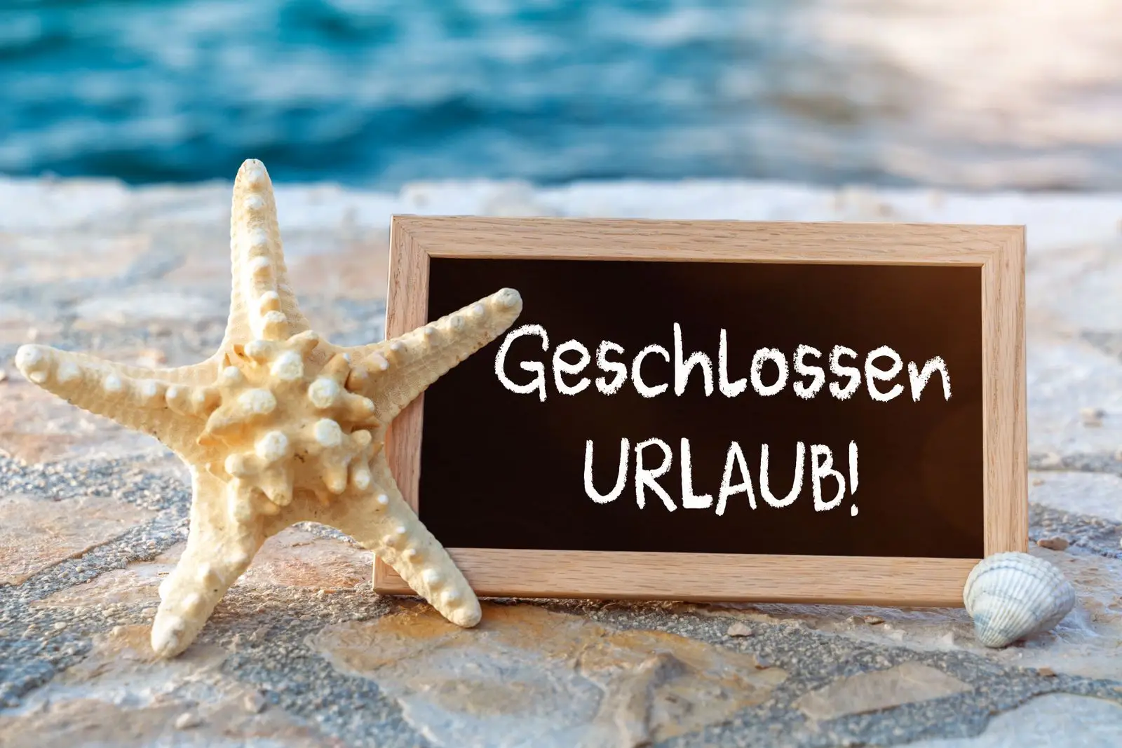 Schild „geschlossen – urlaub“ mit seestern und muschel – urlaub bilder, geschlossen.