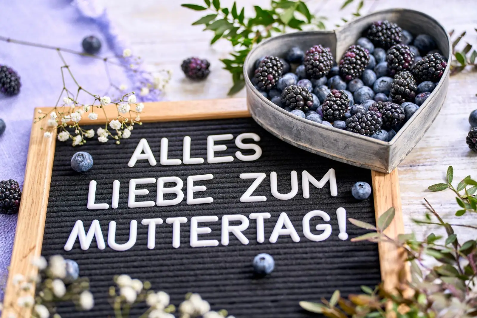 Schöne grußbotschaft zum muttertag neben herz