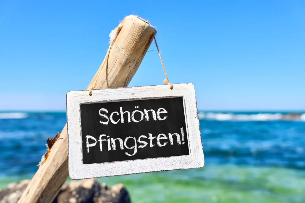 Schöne pfingsten wünschen am meer im urlaub