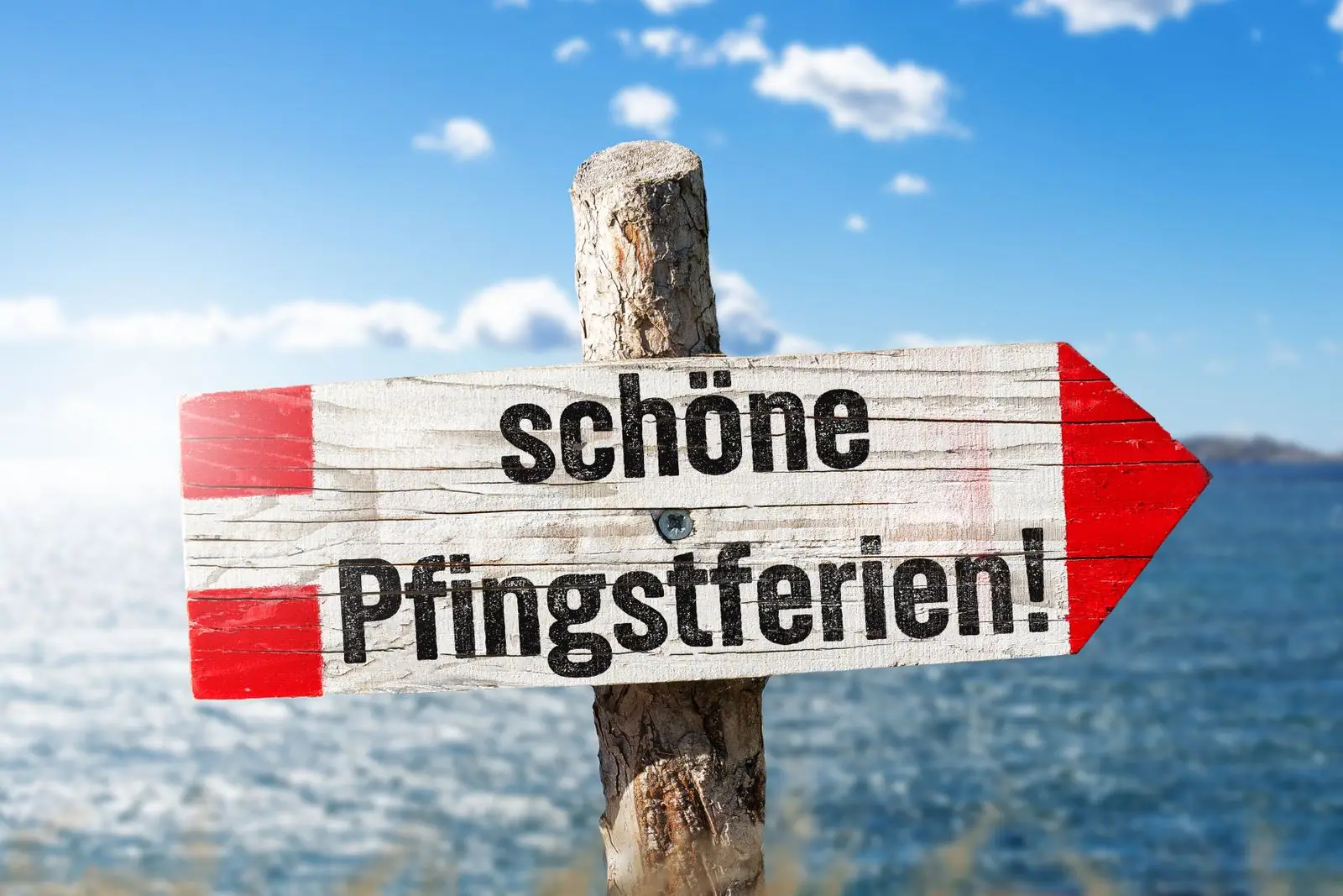 Schöne pfingstferien auf schild zu pfingsten