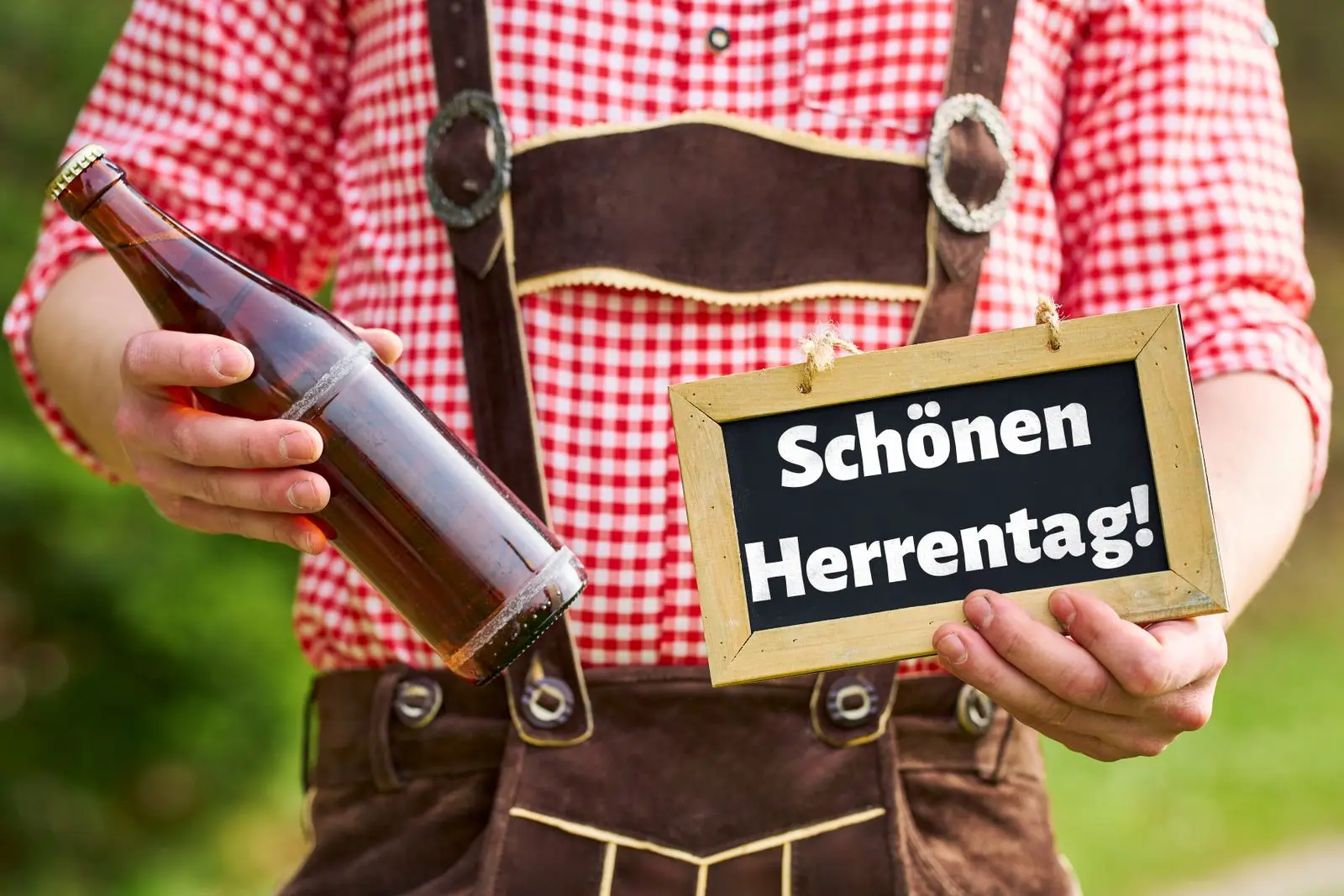 Schönen männertag auf einer tafel von einem mann