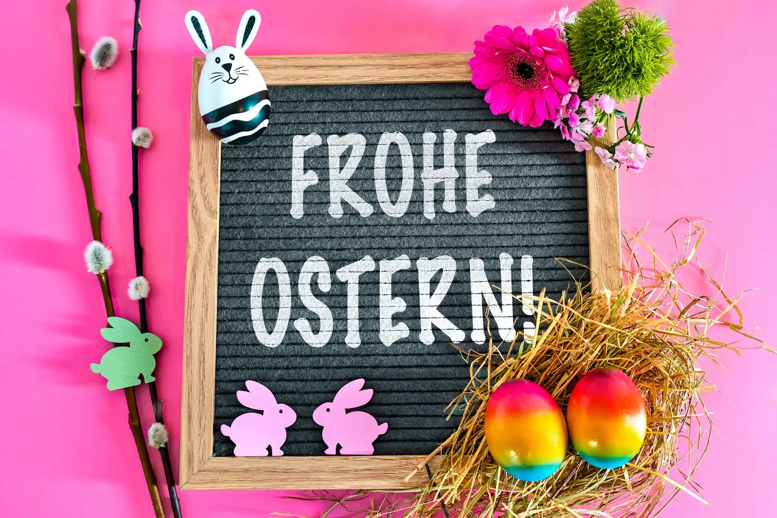 Sprüche zu ostern 1 spruche zu ostern auf tafel mit deko bunten eiern Sprüche zu ostern auf tafel mit deko & bunten eiern