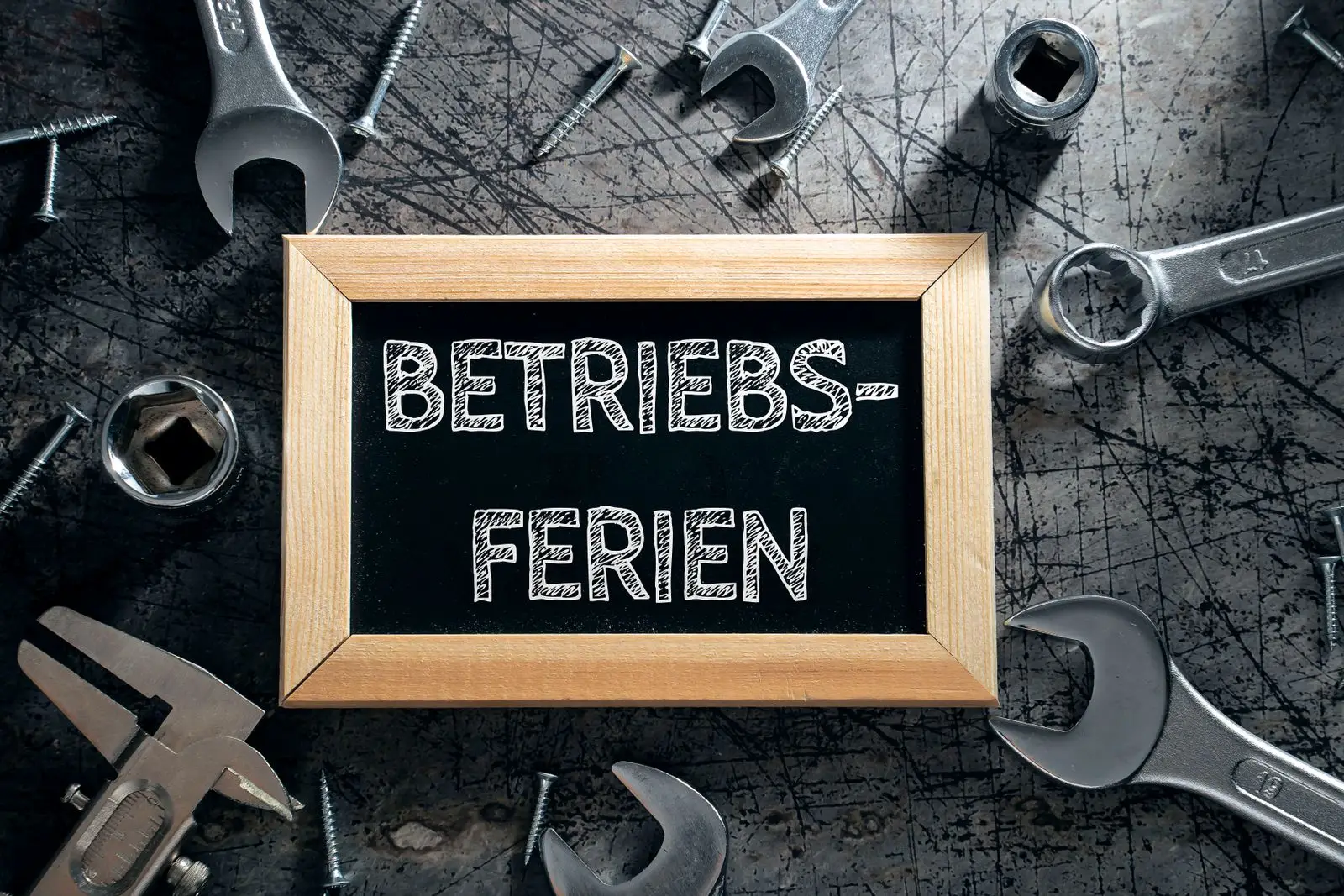 Tafel „betriebsferien“ auf werkstatttisch – urlaub bilder, betriebsferien.
