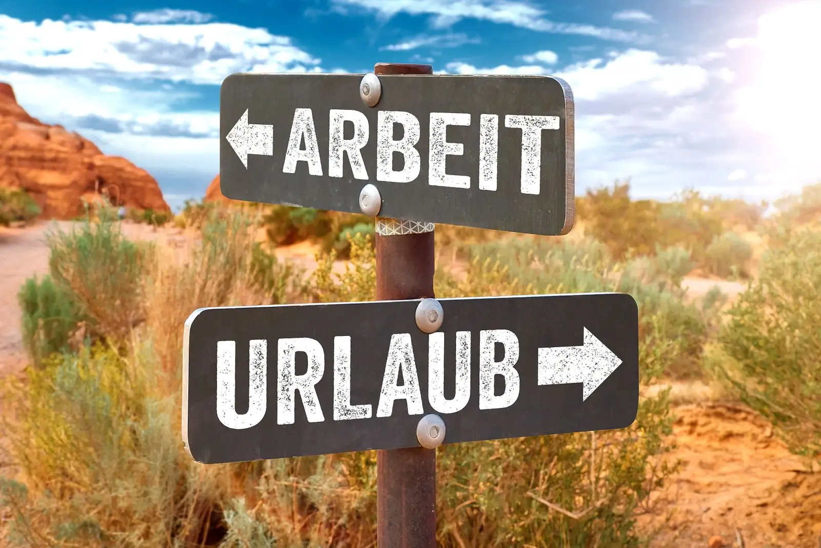 Wegweiser mit „arbeit“ und „urlaub“ urlaub bilder & arbeit urlaub schild.