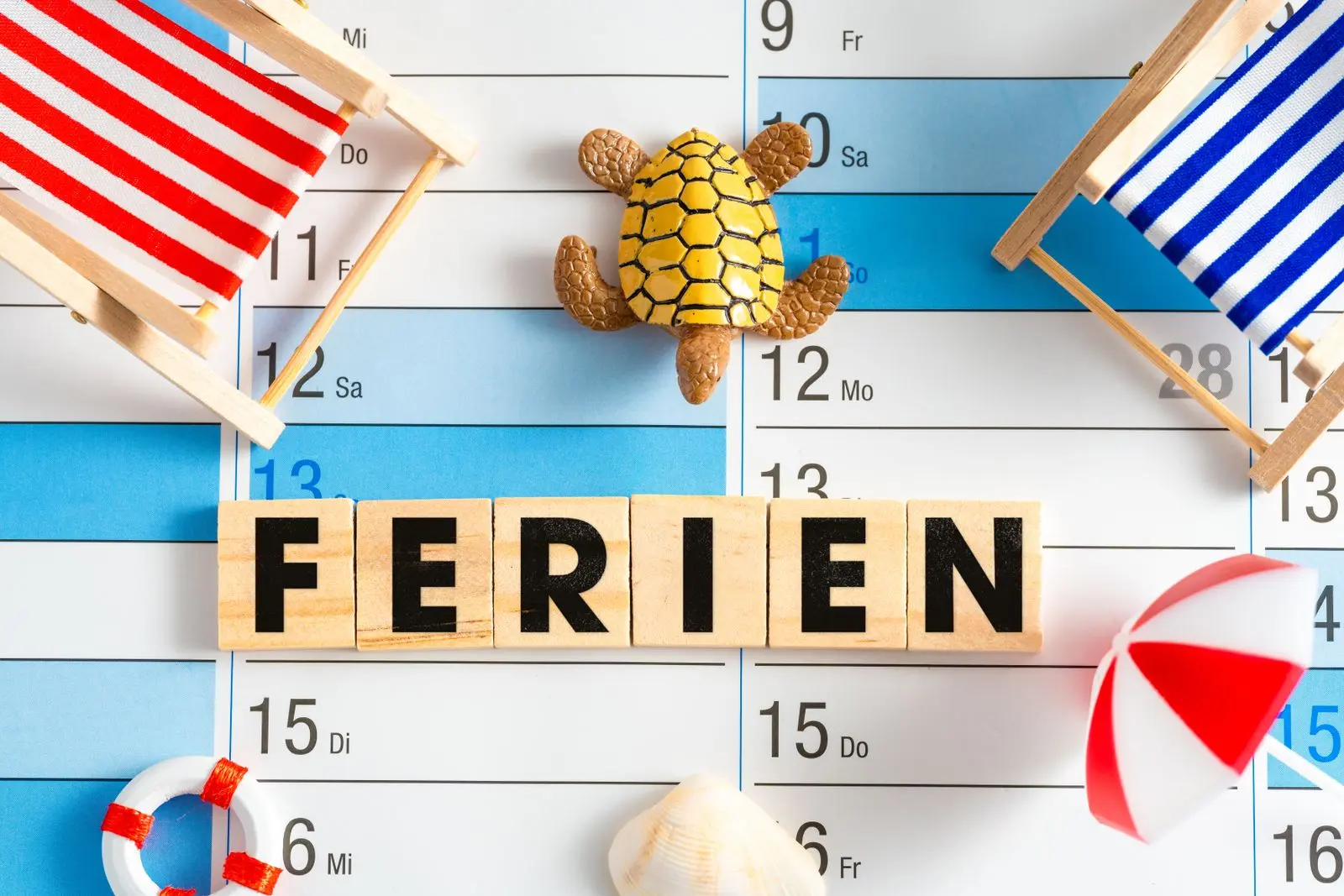Ferien mit strandaccessoires und kalender