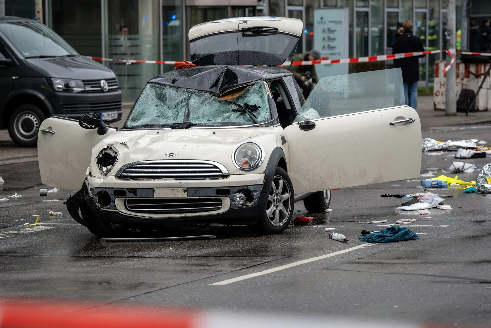 Zerstörter Mini Cooper mit offenen Türen nach dem Anschlag