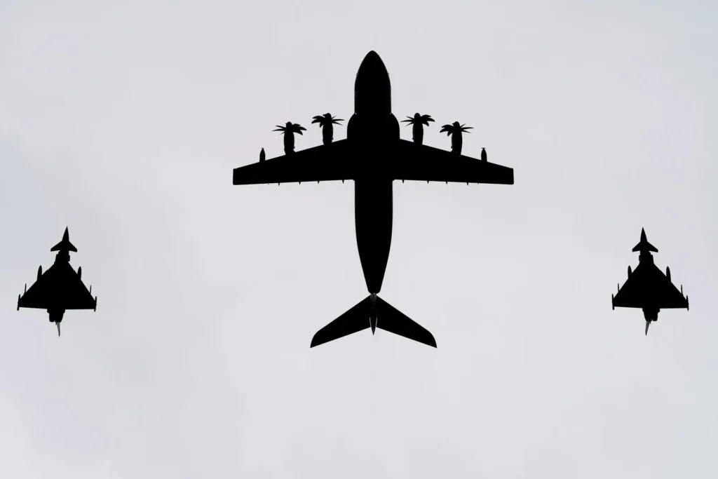 Abschied des 124. Offizierlehrgangs der luftwaffe 5 imgi 30 picture 1600 Soldaten der luftwaffe mit eurofighter und a400m