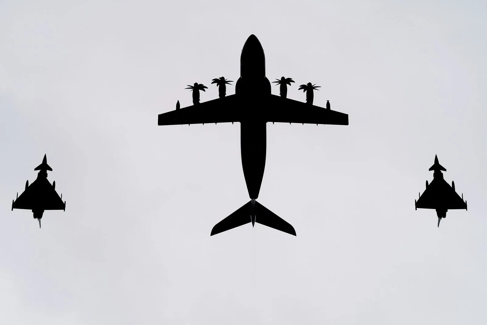 Soldaten der Luftwaffe mit Eurofighter und A400M