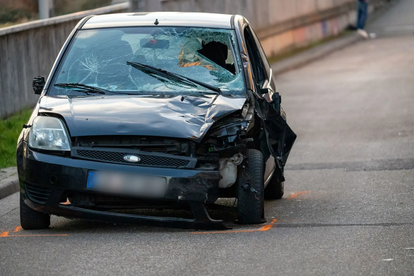 Auto am Tatort mit Trümmern
