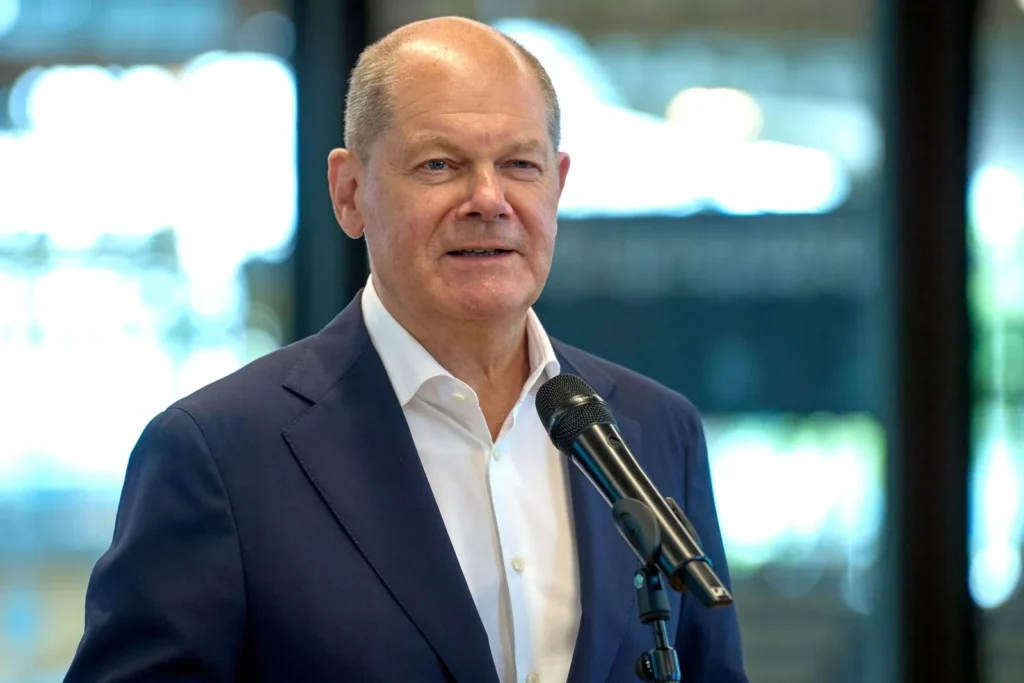 Portraitaufnahme von bundeskanzler olaf scholz (spd) während pressestatements in münchen 2 imgi 6 picture 1600 2 Porträt von bundeskanzler olaf scholz in nahaufnahme, lächelnd während einer pressekonferenz zur fußball-europameisterschaft 2024 im olympiapark münchen.