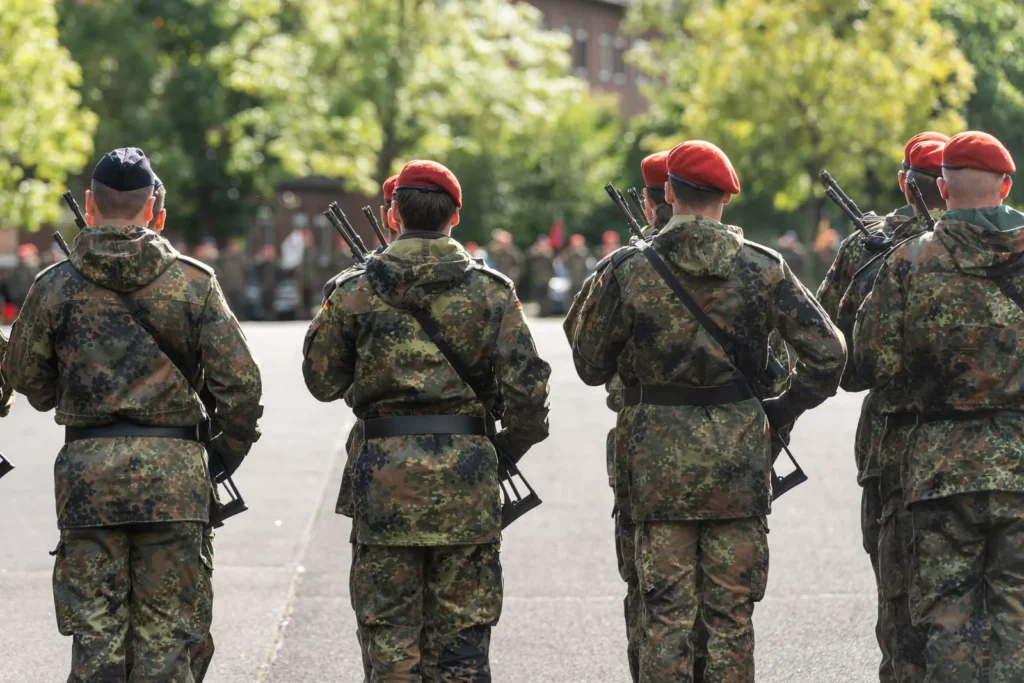 Appel der deutschen bundeswehr in der mainfranken-kaserne zum unterstellungswechsel der logistikbataillone 10 imgi 7 picture 1600 1 Bundeswehr soldaten stehen in einer reihe mit gewehr.