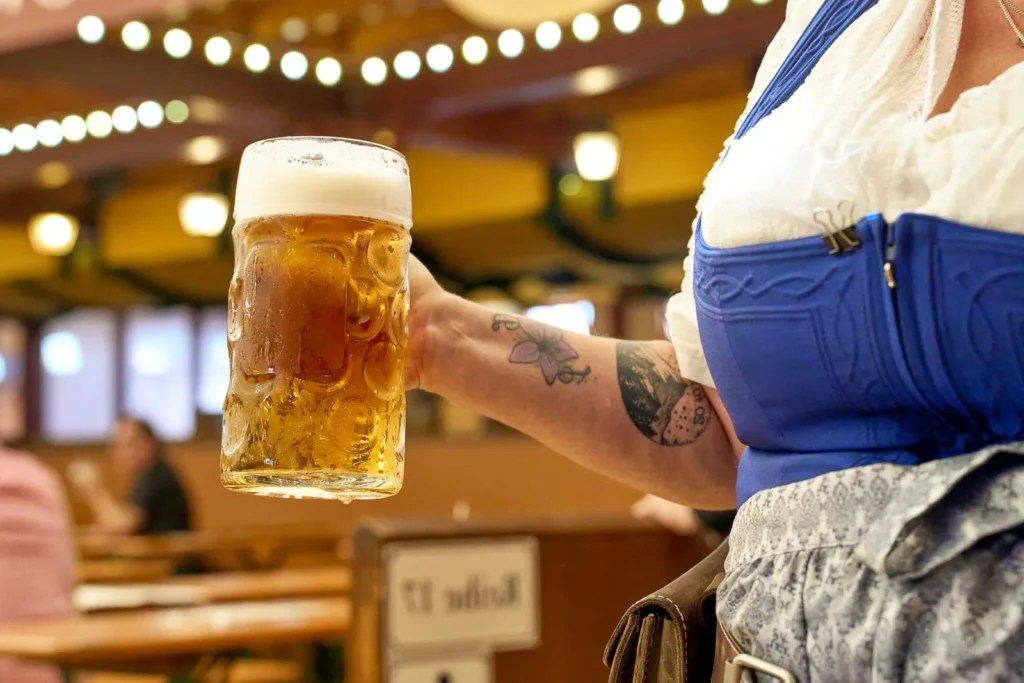 Auf dem größten volksfest der welt! Mehr als nur bier bilder & lebkuchenherzen - das oktoberfest 1 imgi 7 picture 1600 2 Bild bier im maßkrug auf dem oktoberfest.
