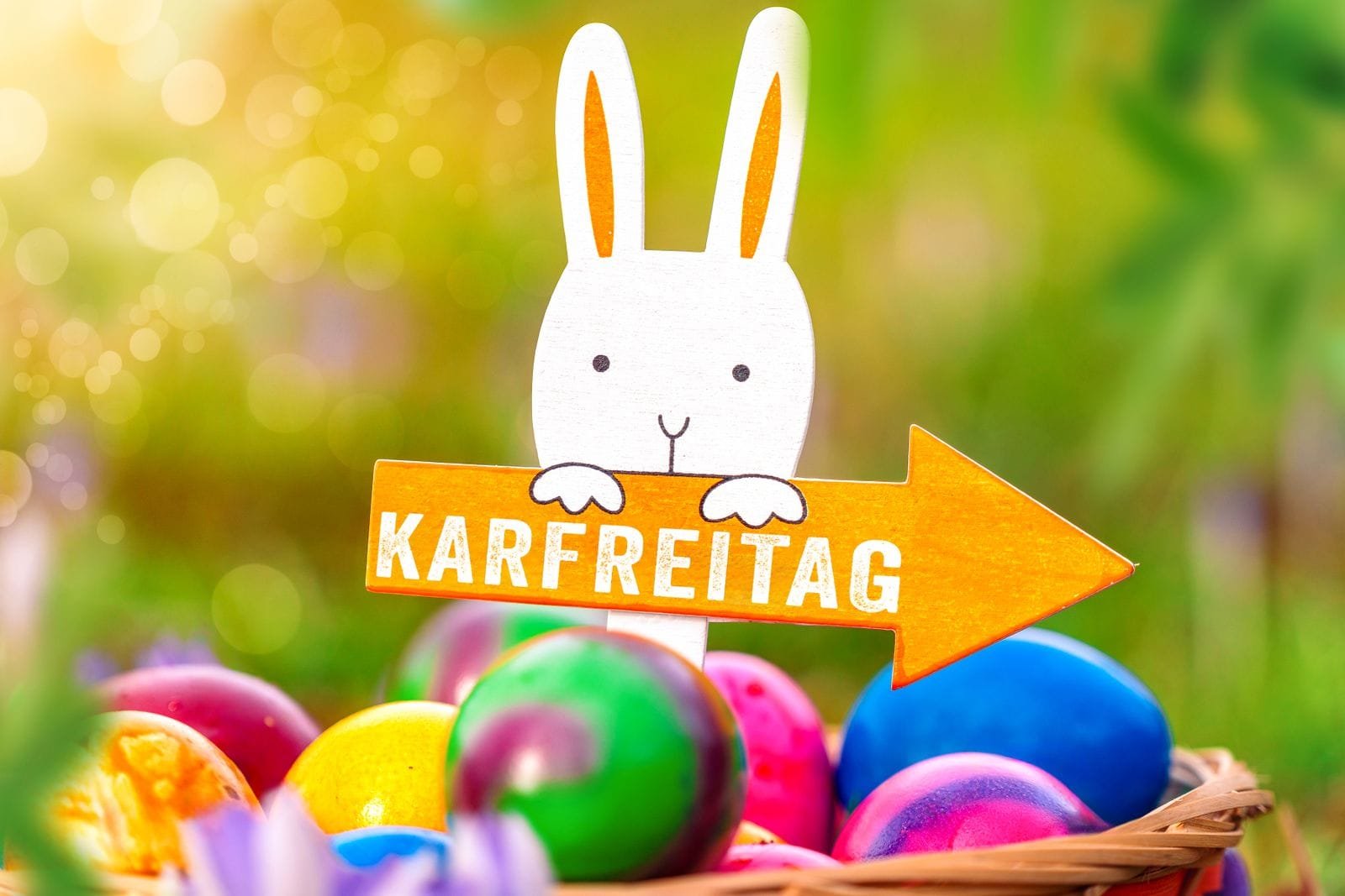 Karfreitag bilder & grüße 1 picture 1600 4 Osterhase mit karfreitag schild vor ostereiern.