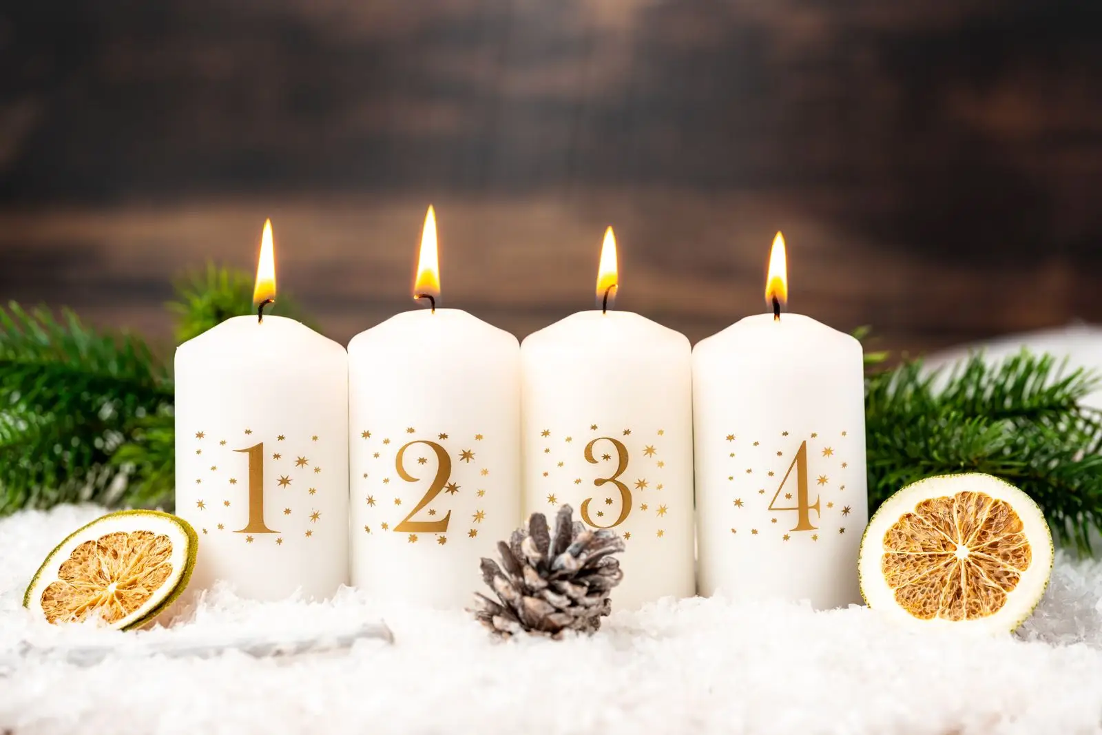 4. Adventsgrüße 1 adventsgruse mit vier weisen kerzen fur den 4. Advent dekoriert mit tannenzweigen und orangenscheiben Adventsgrüße mit vier weißen kerzen für den 4. Advent, dekoriert mit tannenzweigen und orangenscheiben.