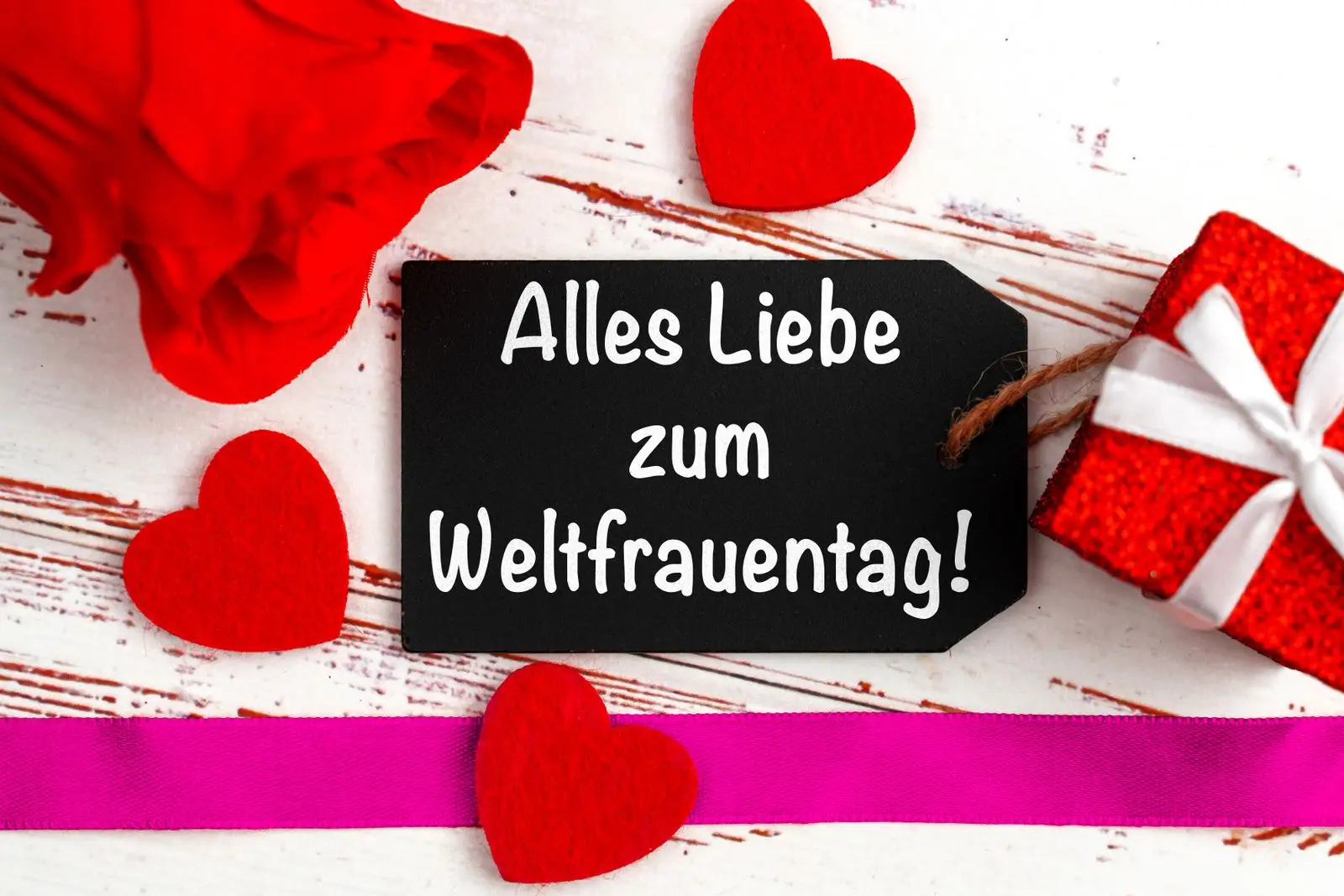 Alles liebe zum frauentag mit herzen und geschenk