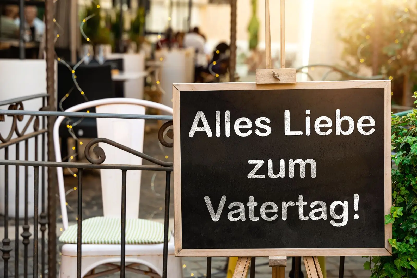Alles liebe zum vatertag schild vor restaurant