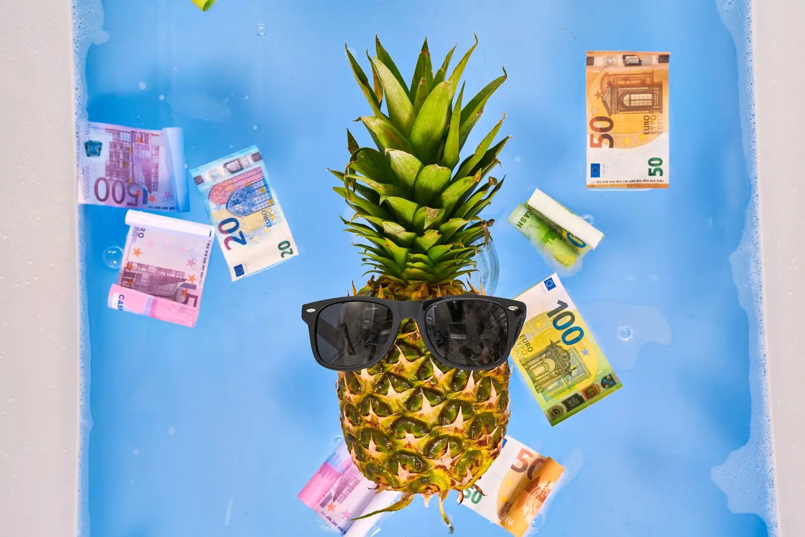 Ananas vor geld- urlaubsgeld im wasser