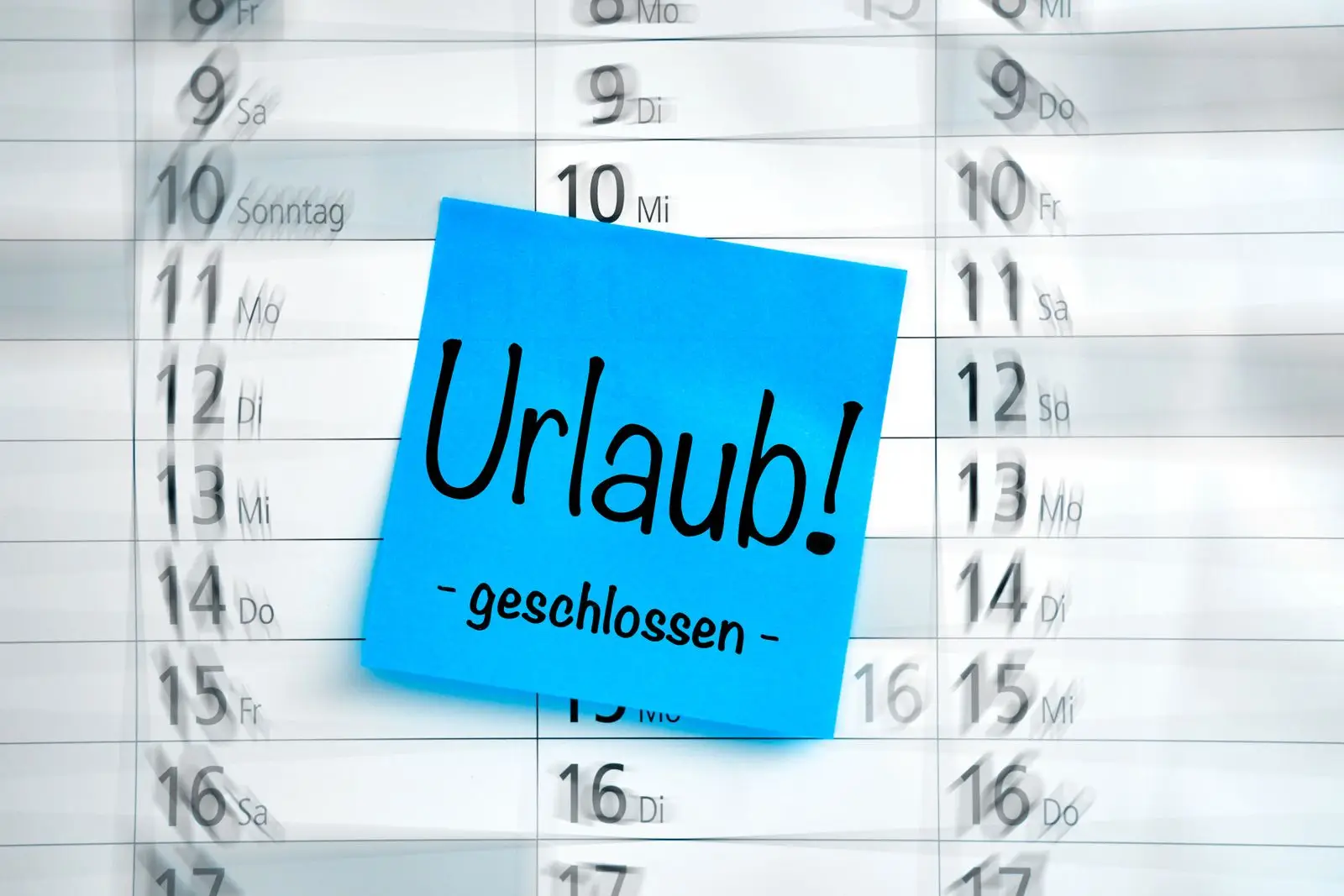 Blaues post-it „urlaub – geschlossen“ auf kalender – urlaub bilder, geschlossen wegen urlaub.