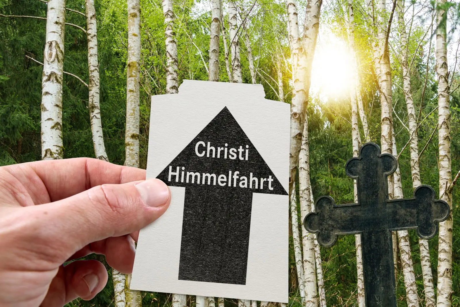 Christi himmelfahrt auf einem kalender neben kreuz