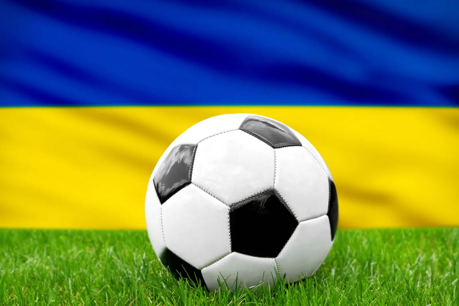 Nationalmannschaft ukraine mit fahne 1 der fusball vor der ukrainischen fahne steht fur die nationalmannschaft der ukraine im fusball Der fusball vor der ukrainischen fahne steht fur die nationalmannschaft der ukraine im fusball