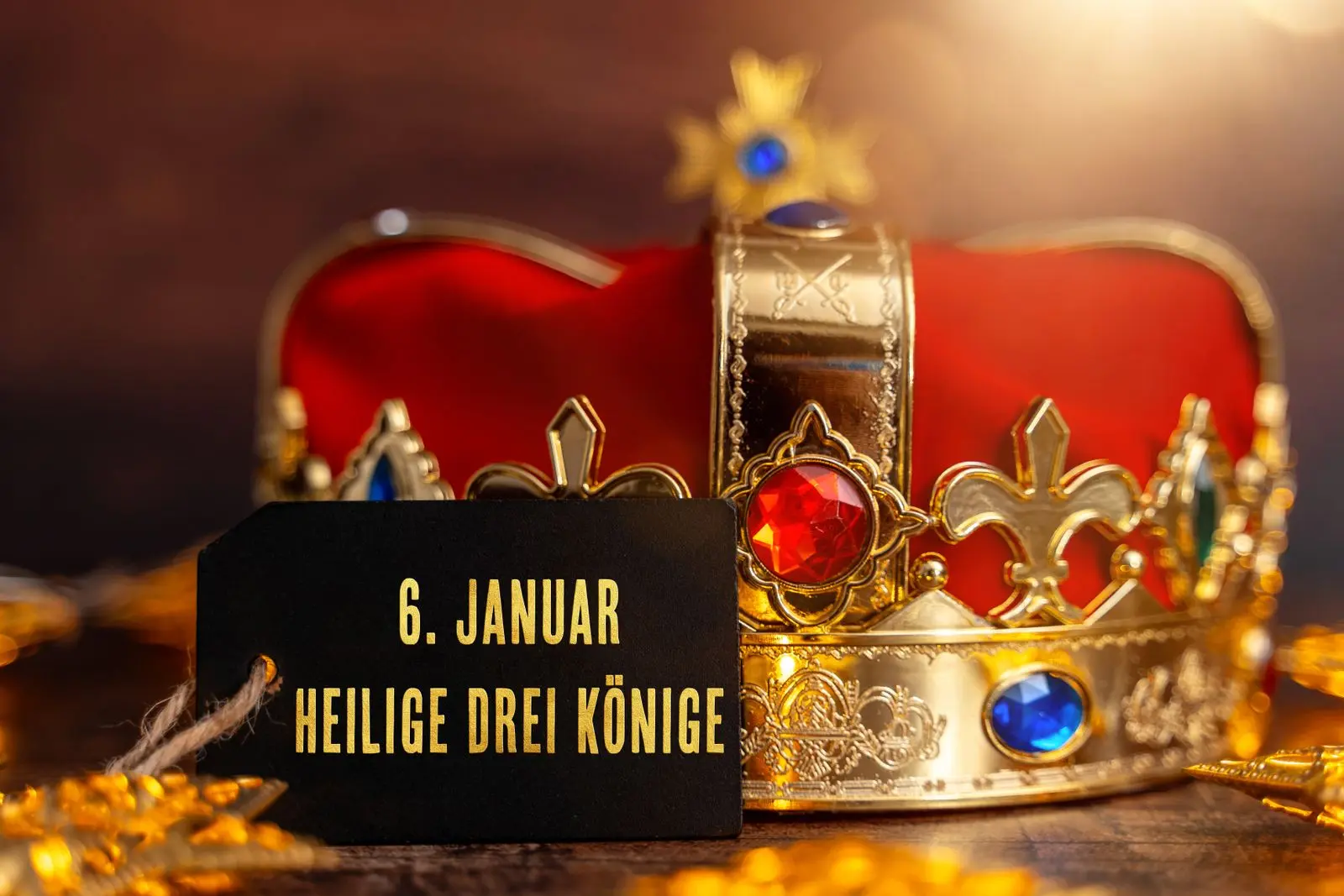 Die heiligen drei könige – goldene krone mit rotem samt und schild zum 6. Januar.