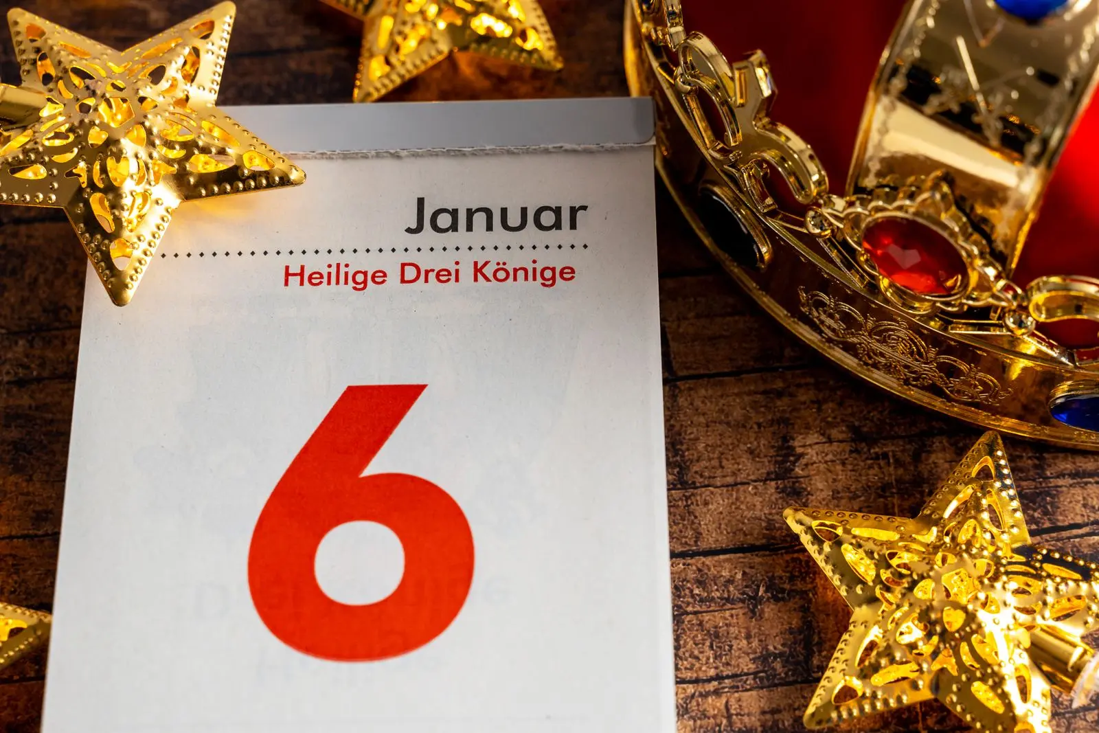 Drei könige – kalender zeigt den 6. Januar mit goldenen sternen und einer krone.