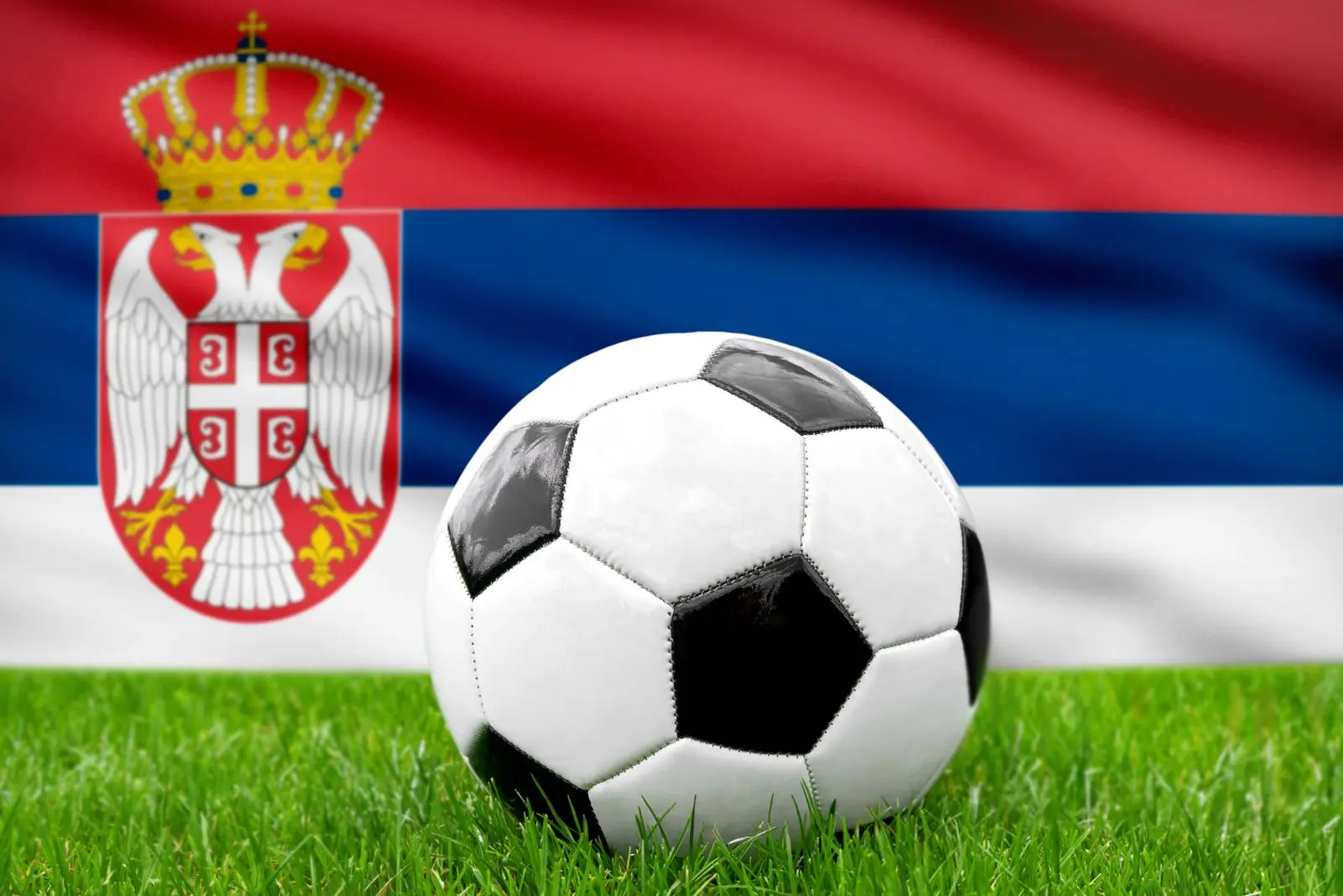 Ein fußball vor der serbischen fahne steht für die nationalmannschaft von serbien im fußball.