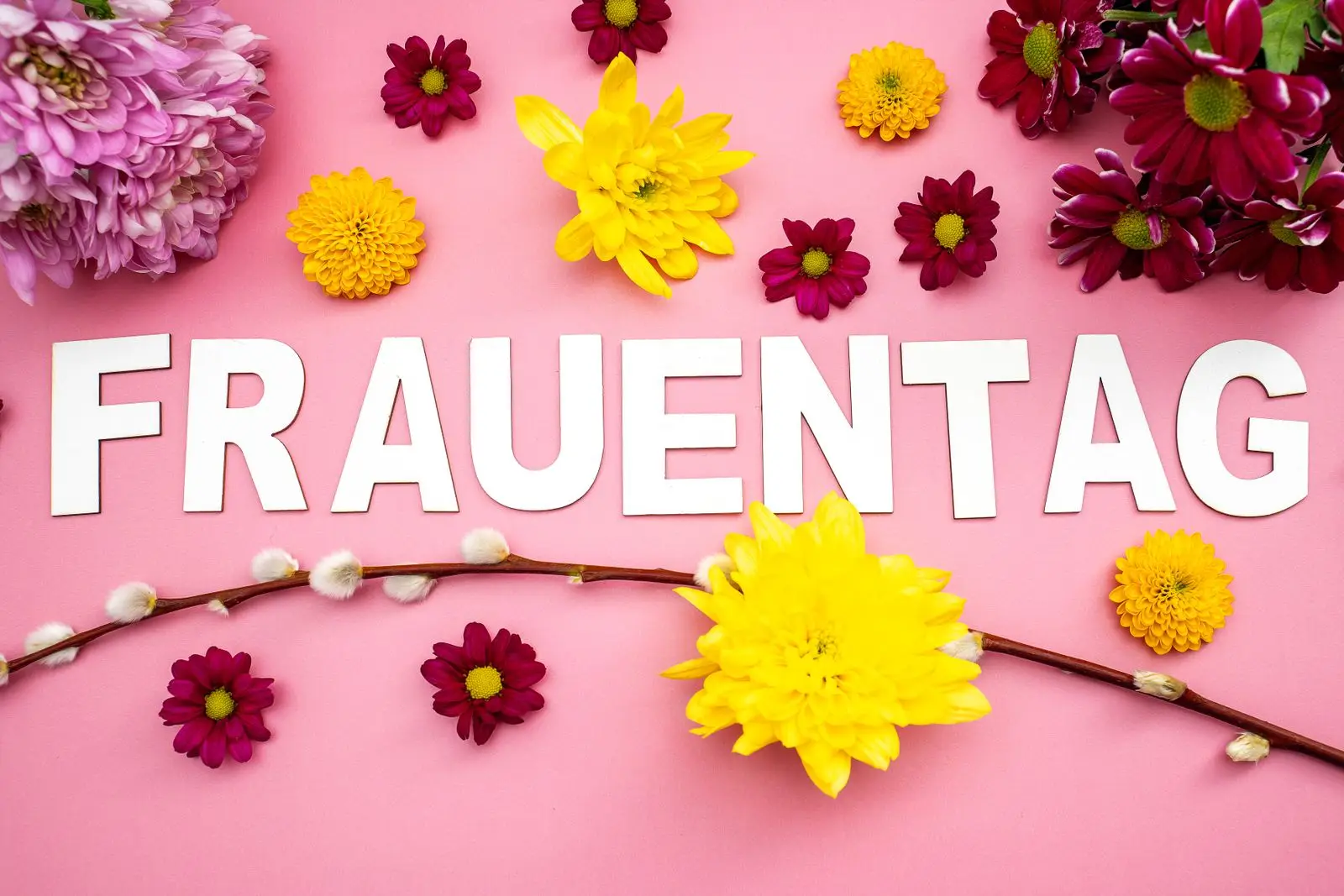 Frauentag grus mit blumen und dekoration