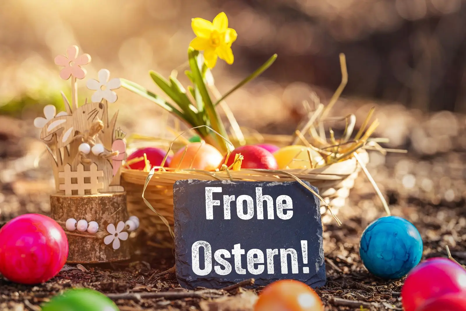 Frohe ostern bild mit osternest und ostereiern